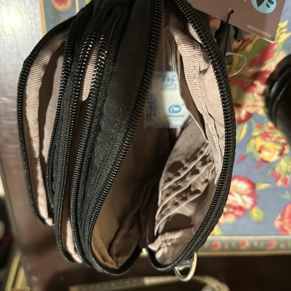 Baggallini Triple Zip Crossbody Belt Hip bag Black w/Sand lining silver hardware - Picture 4 of 14